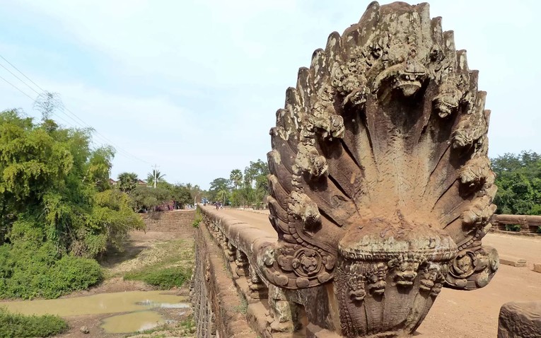 Cầu Naga với biểu tượng rắn 9 đầu dẫn v&agrave;o cổng đền Angkor.