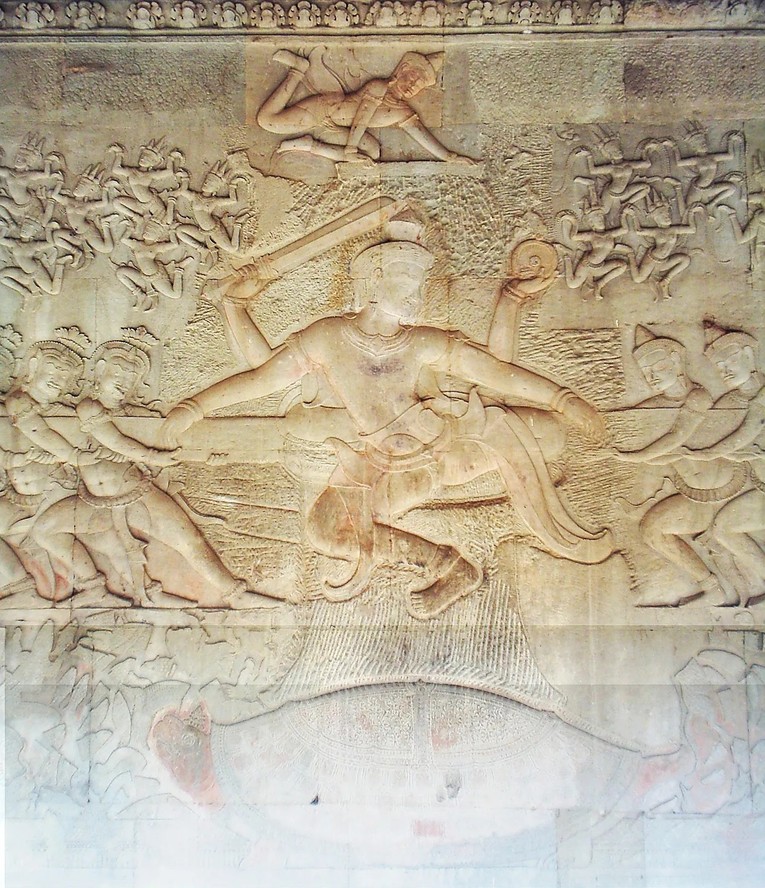 Ph&ugrave; đi&ecirc;u thần Vishnu (giữa) được bao quanh bởi h&igrave;nh đại diện r&ugrave;a Kurma (b&ecirc;n dưới), asuras (tr&aacute;i), devas (phải), apsaras v&agrave; Indra (ở tr&ecirc;n). Ảnh: Markalexander100