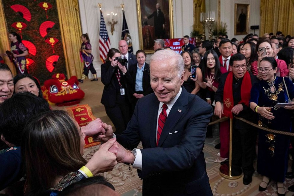 Tổng thống Joe Biden bắt tay c&aacute;c vị kh&aacute;ch khi rời tiệc chi&ecirc;u đ&atilde;i đ&oacute;n Tết Nguy&ecirc;n đ&aacute;n. Ảnh: AFP