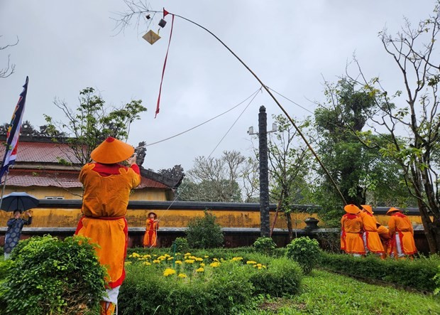 Lễ hạ c&acirc;y n&ecirc;u tại Khu di sản Ho&agrave;ng Cung Huế. Ảnh: TTXVN