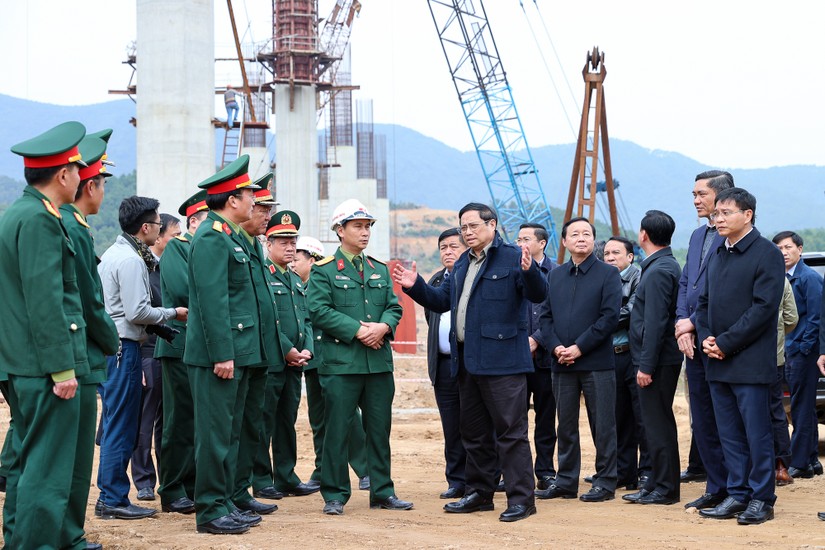 Thủ tướng Phạm Minh Ch&iacute;nh kiểm tra dự &aacute;n th&agrave;nh phần Diễn Ch&acirc;u-B&atilde;i Vọt thuộc dự &aacute;n cao tốc Bắc-Nam ph&iacute;a đ&ocirc;ng giai đoạn 1. Ảnh: VGP