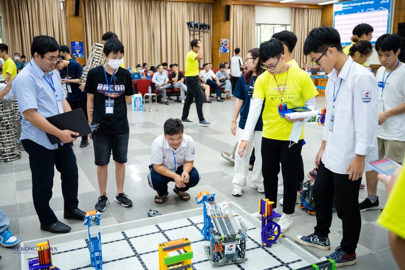 Tại v&ograve;ng chung kết National Robotics Tournament 2022 được tổ chức bởi STEAM for Vietnam c&ugrave;ng Đại học B&aacute;ch khoa H&agrave; Nội, v&agrave; Trung t&acirc;m Hoa Kỳ.