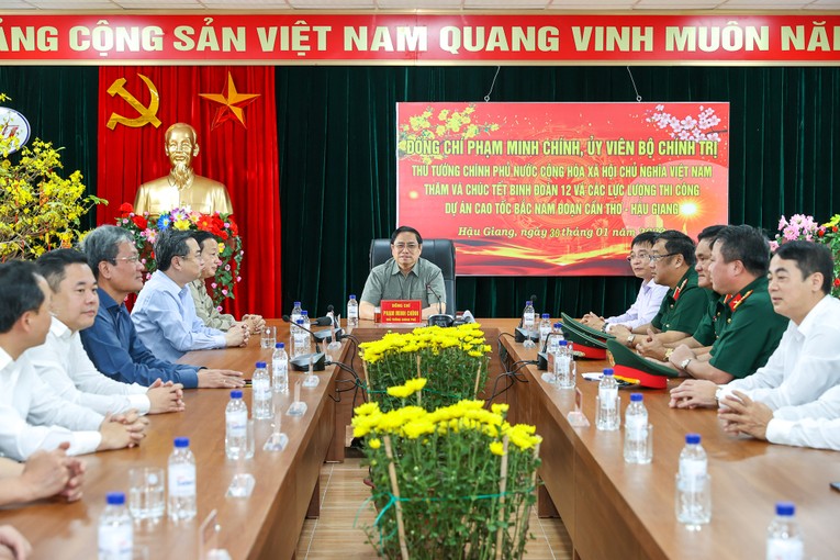 Thủ tướng nghe Binh đo&agrave;n 12 tr&ecirc;n cả nước b&aacute;o c&aacute;o về t&igrave;nh h&igrave;nh tổ chức cho c&ocirc;ng nh&acirc;n đ&oacute;n Tết v&agrave; thực hiện nhiệm vụ. Ảnh VGP