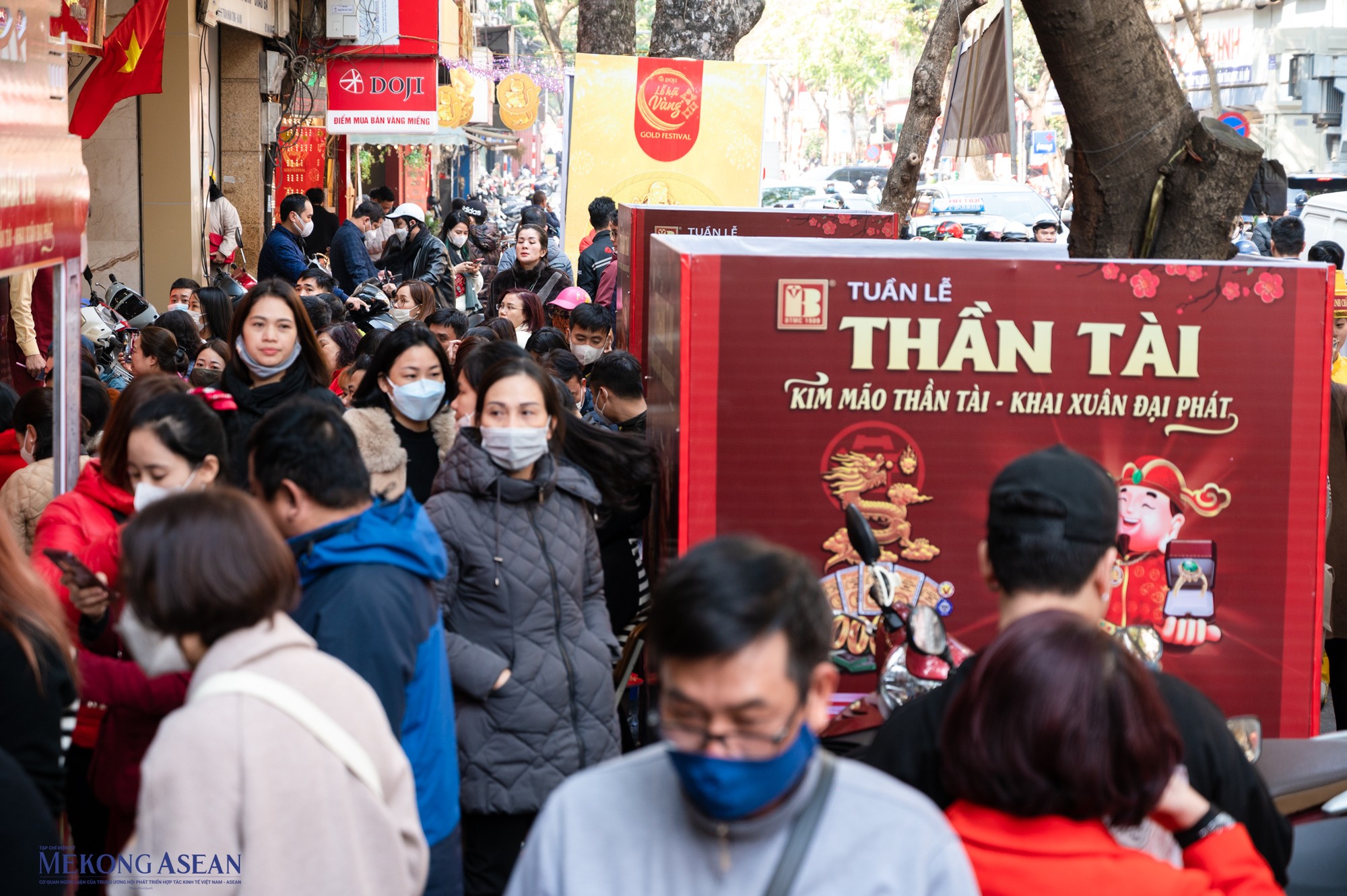 Rất đ&ocirc;ng người d&acirc;n tới xếp h&agrave;ng để mua v&agrave;ng ng&agrave;y v&iacute;a Thần T&agrave;i tại phố v&agrave;ng Trần Nh&acirc;n T&ocirc;ng.