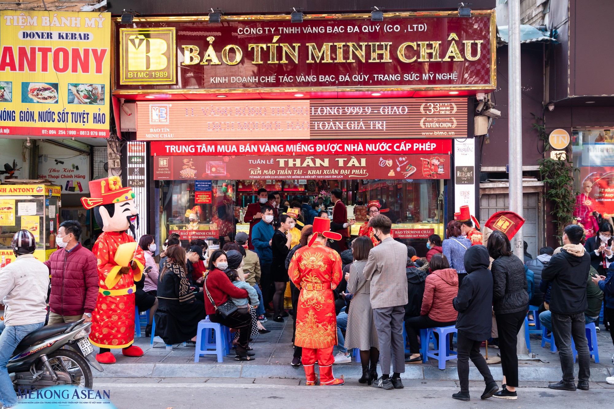 Người d&acirc;n xếp h&agrave;ng từ s&aacute;ng sớm để mua v&agrave;ng ng&agrave;y V&iacute;a Thần t&agrave;i trước cửa h&agrave;ng v&agrave;ng Bảo T&iacute;n Minh Ch&acirc;u tr&ecirc;n phố Trần Nh&acirc;n T&ocirc;ng.