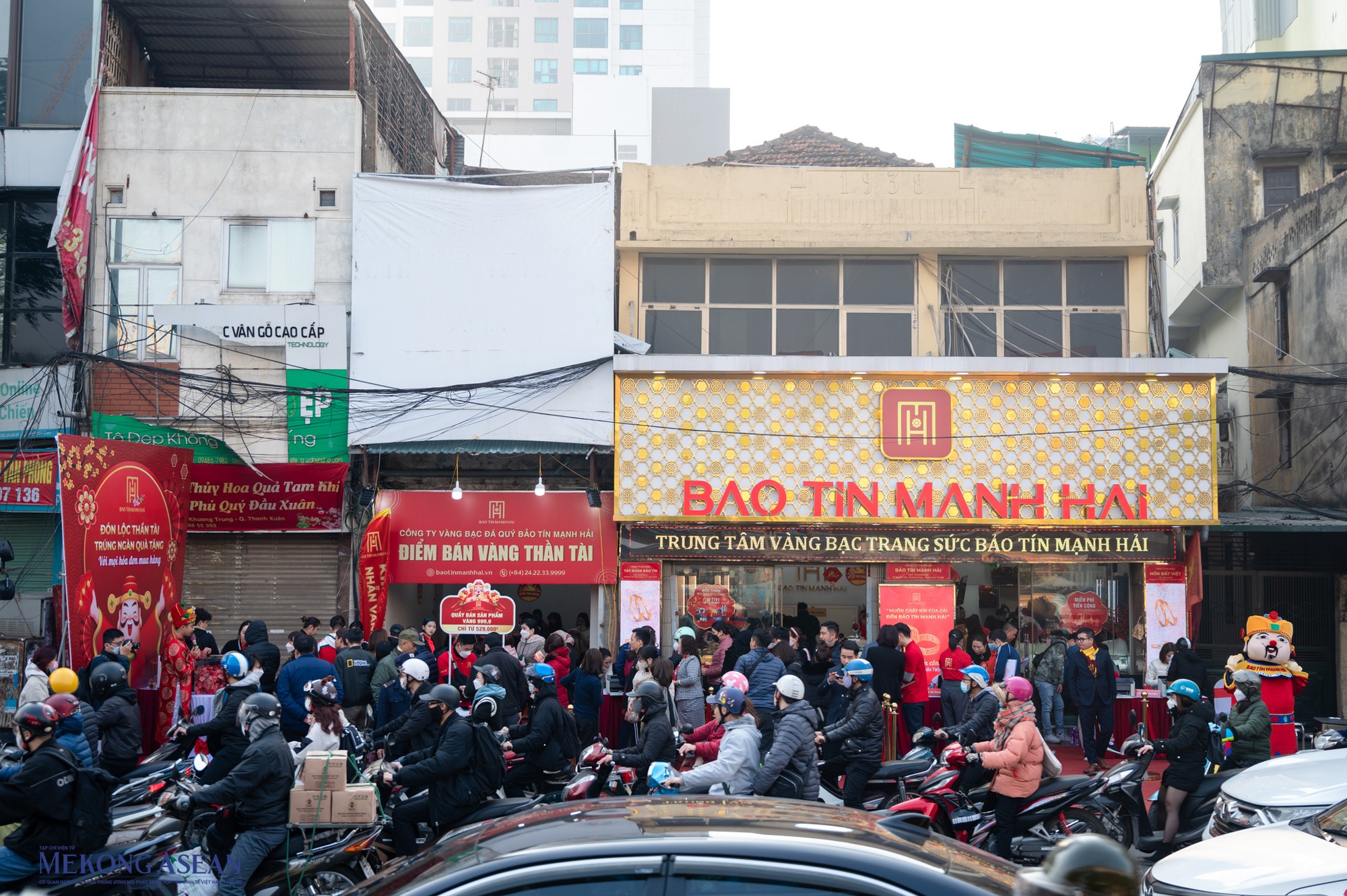 Cửa h&agrave;ng Bảo T&iacute;n Mạnh Hải cũng tấp nập người xếp h&agrave;ng mua v&agrave;ng ng&agrave;y Thần t&agrave;i.