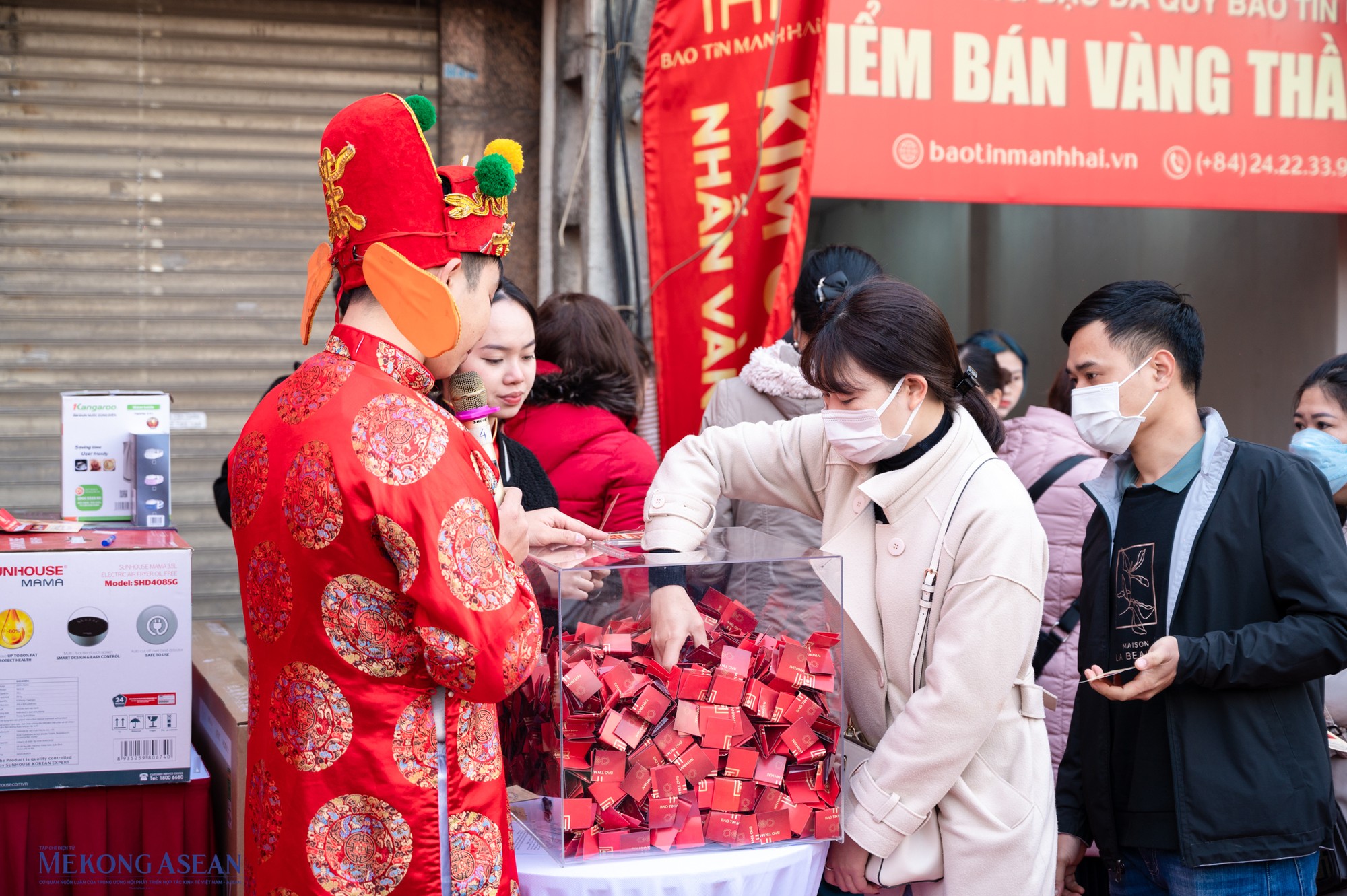 Một số cửa h&agrave;ng kinh doanh v&agrave;ng c&ograve;n chuẩn bị phần qu&agrave; may mắn để tặng kh&aacute;ch đến mua.