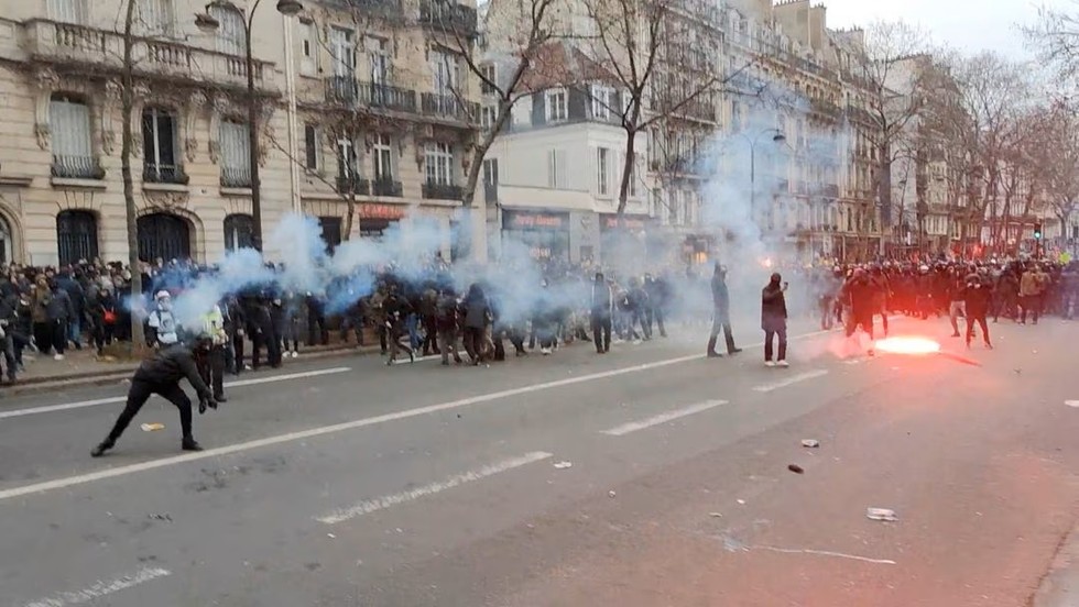 Cảnh s&aacute;t đụng độ với người biểu t&igrave;nh tại Paris, Ph&aacute;p. Ảnh: Reuters