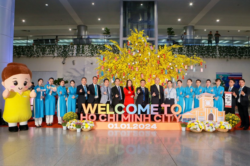 Những vị kh&aacute;ch du lịch đầu ti&ecirc;n của TP HCM. Ảnh: Vietnam Airlines.