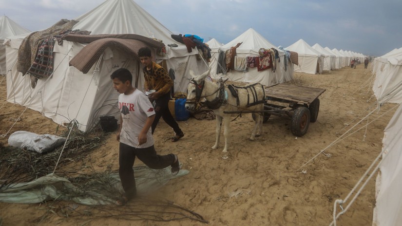 Trẻ em Palestine tại c&aacute;c lều tr&uacute; ẩn ở trại tị nạn Khan Younis, miền nam Gaza. Ảnh: Getty Images