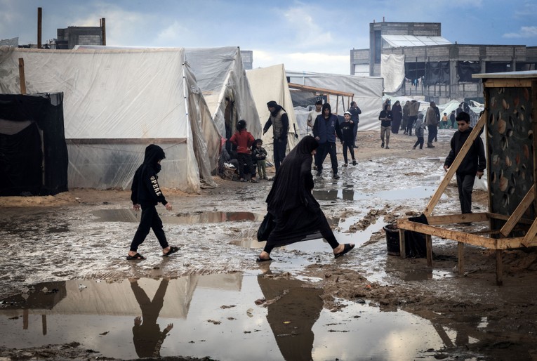 Những căn lều tại một khu trại tị nạn d&agrave;nh cho người Palestine di tản ở Rafah, Gaza, ng&agrave;y 2/1. Ảnh: AFP