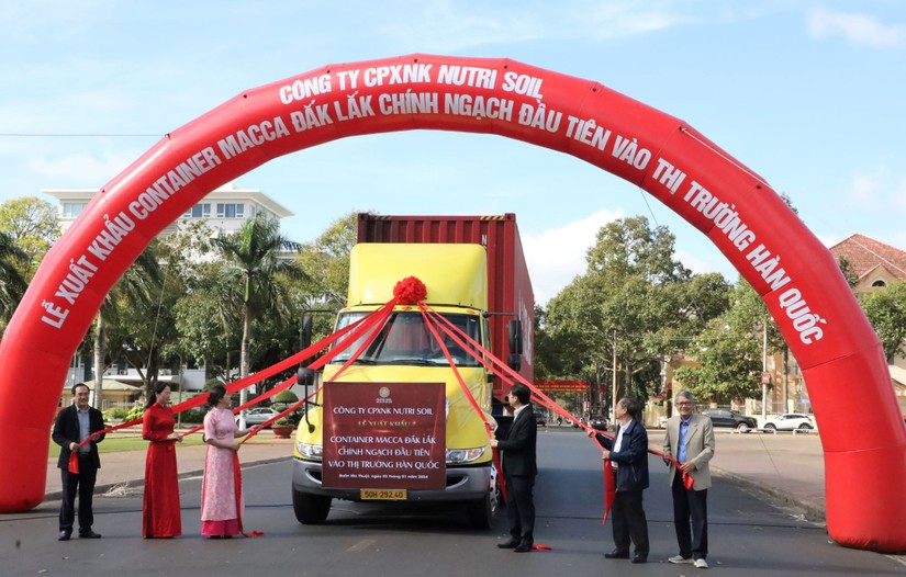 L&ocirc; h&agrave;ng mắc ca đầu ti&ecirc;n được xuất khẩu ch&iacute;nh ngạch v&agrave;o thị trường H&agrave;n Quốc. Ảnh: CTTĐT tỉnh Đăk Lăk