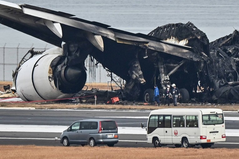 Đống đổ n&aacute;t tại s&acirc;n bay Haneda, Tokyo, Nhật Bản. Ảnh: AFP