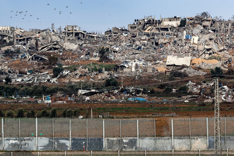 C&aacute;c t&ograve;a nh&agrave; bị ph&aacute; hủy do cuộc n&eacute;m bom của Israel ở trung t&acirc;m Gaza, được nh&igrave;n thấy từ khu vực bi&ecirc;n giới ở miền nam Israel, ng&agrave;y 3/1. Ảnh: AFP