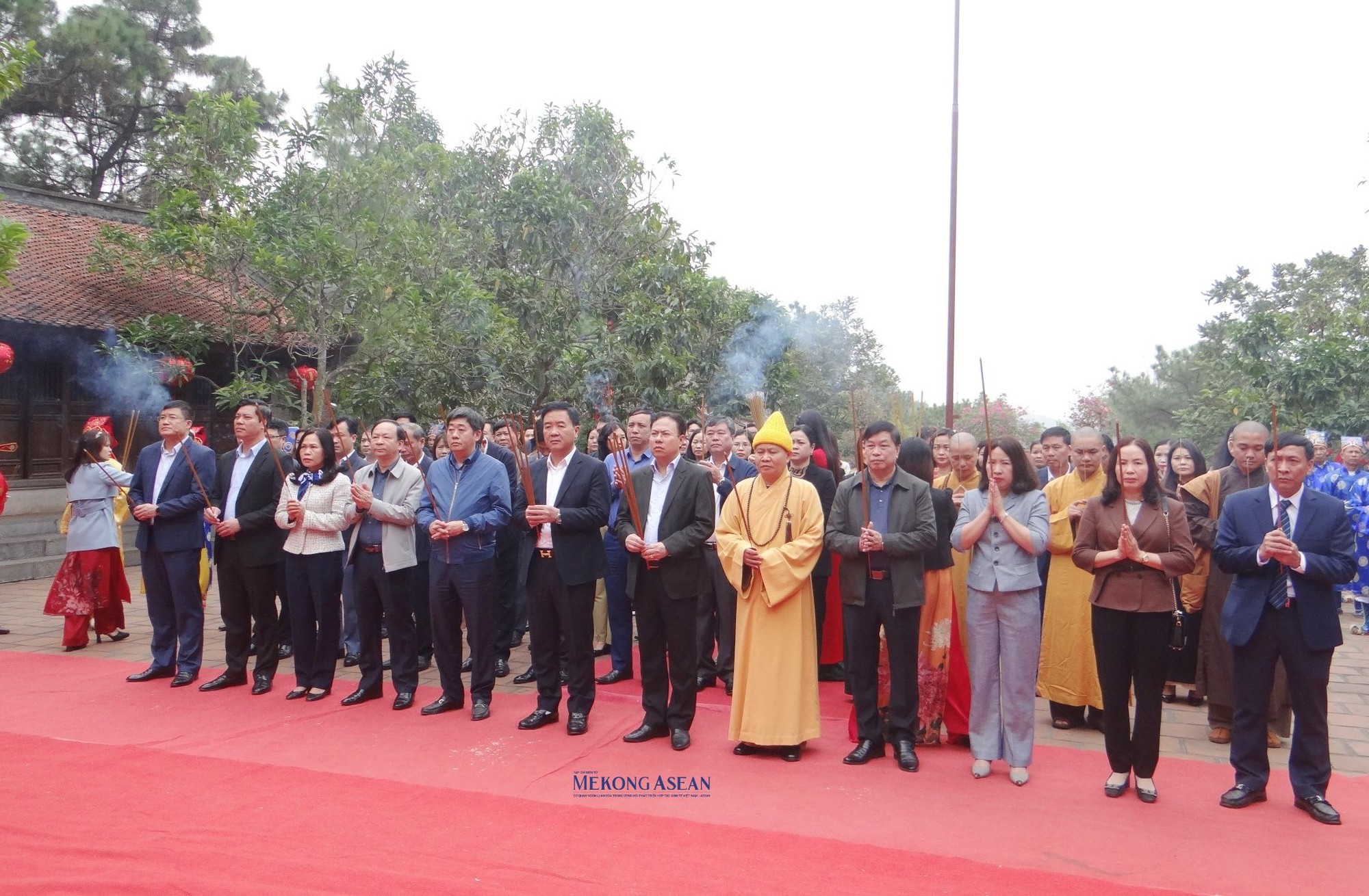 L&atilde;nh đạo th&agrave;nh phố Ch&iacute; Linh v&agrave; c&aacute;c đại biểu d&acirc;ng hương tưởng niệm 653 năm ng&agrave;y mất của Vạn thế sư biểu, Danh nh&acirc;n Chu Văn An.