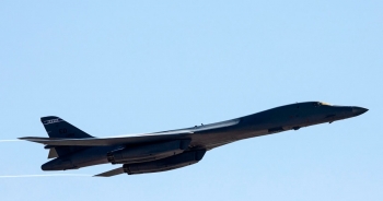 Máy bay ném bom B-1B Lancer của Mỹ bị rơi