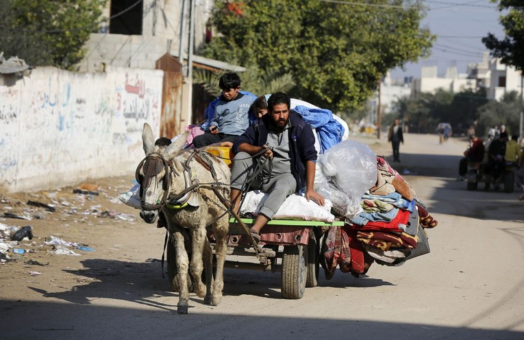 Người Palestine sơ t&aacute;n đến Deir-al-Balah, Gaza, ng&agrave;y 6/1. Ảnh: Getty Images