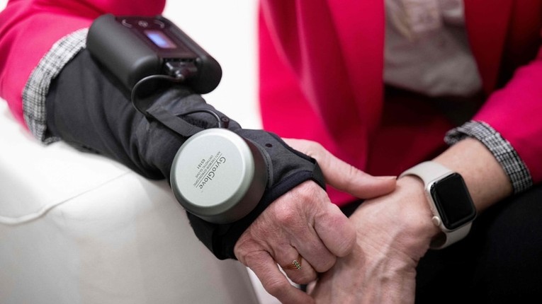 Sản phẩm găng tay c&ocirc;ng nghệ của GyroGear d&agrave;nh cho những người mắc bệnh Parkinson.