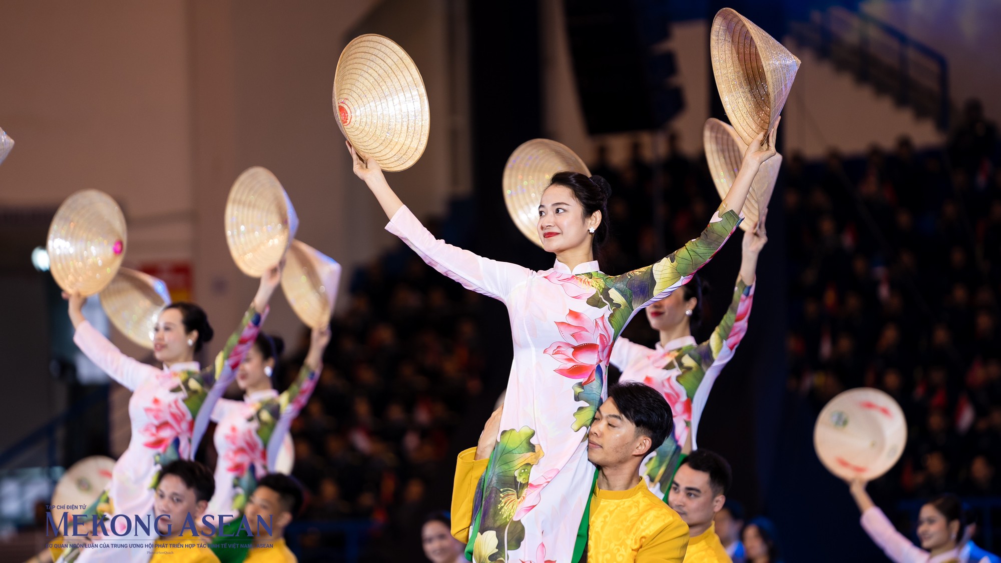 C&aacute;c vận động vi&ecirc;n Pencak Silat, nghệ sĩ v&agrave; chiến sĩ Qu&acirc;n đội nh&acirc;n d&acirc;n Việt Nam biểu diễn một số b&agrave;i h&aacute;t truyền thống của hai nước như Việt Nam qu&ecirc; hương t&ocirc;i, Ayomama, biểu diễn v&otilde; Pencak Silat v&agrave; v&otilde; thuật cổ truyền Việt Nam.