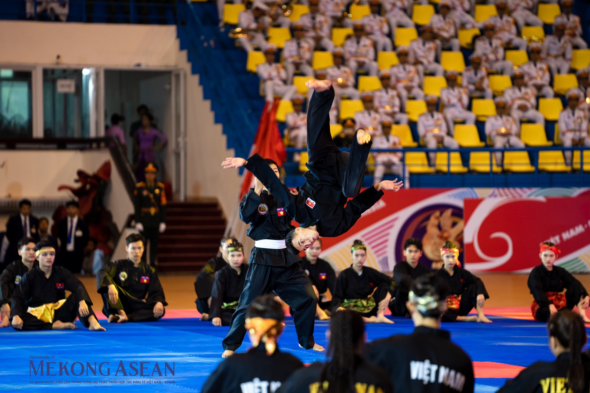 C&aacute;c v&otilde; sĩ pencak silat c&oacute; thể tấn c&ocirc;ng bằng ch&acirc;n hoặc tay trong thi đấu đối kh&aacute;ng, k&egrave;m theo vũ kh&iacute; trong c&aacute;c b&agrave;i quyền. Những đ&ograve;n đ&aacute;nh đặc trưng trong pencak silat l&agrave; đ&aacute; qu&eacute;t, d&ugrave;ng tay gạt đỡ v&agrave; tr&aacute;nh đ&ograve;n, hay ph&ograve;ng thủ bằng c&aacute;ch &ocirc;m đối phương.