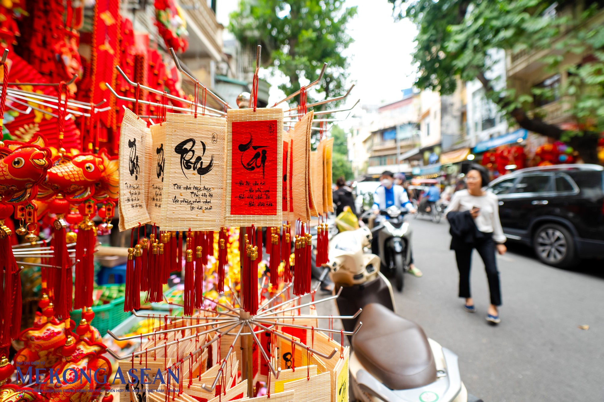 Những vật tượng trưng cho sự may mắn, an l&agrave;nh, hạnh ph&uacute;c trong năm mới đến được b&agrave;y b&aacute;n nhiều với mẫu m&atilde; bắt mắt.