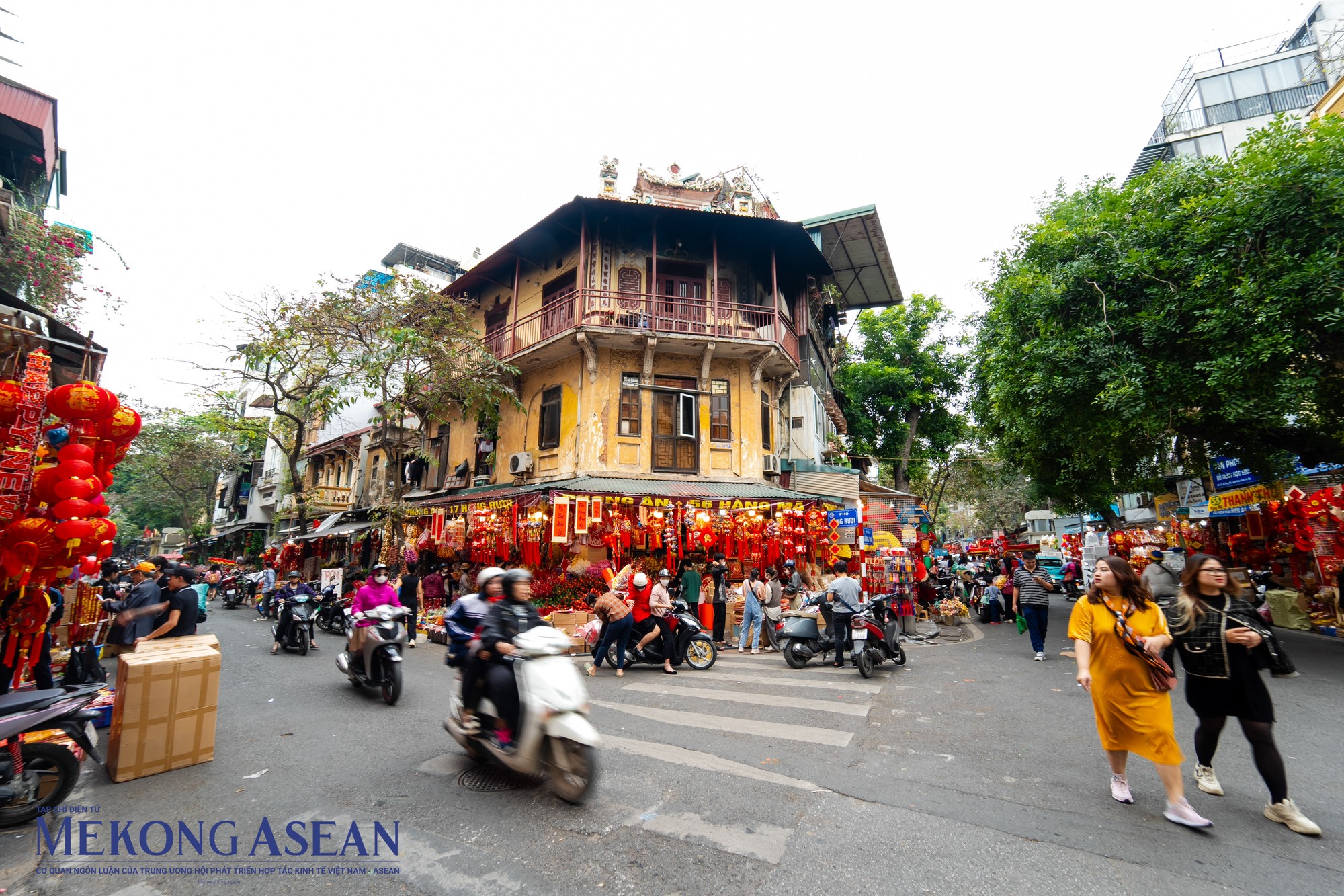 Con phố H&agrave;ng M&atilde; chuy&ecirc;n bu&ocirc;n b&aacute;n đồ trang tr&iacute; cho c&aacute;c ng&agrave;y lễ tết trong năm vốn đ&atilde; rất th&acirc;n thuộc với người d&acirc;n thủ đ&ocirc; H&agrave; Nội. Chuẩn bị đ&oacute;n năm mới Gi&aacute;p Th&igrave;n, c&aacute;c cửa h&agrave;ng tr&ecirc;n phố H&agrave;ng M&atilde; đ&atilde; trưng b&agrave;y c&aacute;c vật phẩm phục vụ cho người d&acirc;n mua sắm, trang tr&iacute; nh&agrave; cửa.