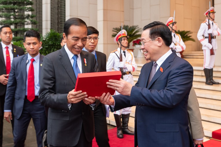 Tổng thống Indonesia Joko Widodo b&agrave;y tỏ ấn tượng trước sự đ&oacute;n tiếp nồng hậu, chu đ&aacute;o của Quốc hội Việt Nam.