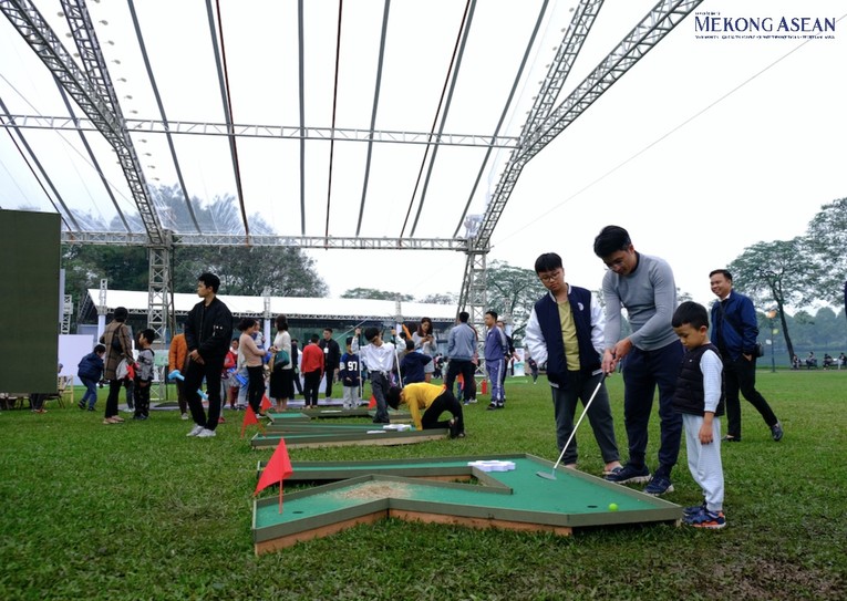 Ngo&agrave;i ra, c&aacute;c hoạt động vui chơi như thi đ&aacute;nh golf h&igrave;nh &ocirc;t&ocirc;, đua xe địa h&igrave;nh điều khiển từ xa với đường đua mini m&ocirc; phỏng c&aacute;c đường đua trong thực tế, thi t&ocirc; m&agrave;u v&agrave; vẽ tranh theo chủ đề &ocirc; t&ocirc; d&agrave;nh cho c&aacute;c bạn nhỏ. Tất cả tạo n&ecirc;n những mảng m&agrave;u đa dạng v&agrave; th&uacute; vị cho triển l&atilde;m. Ảnh: H&agrave; Anh - Mekong ASEAN.