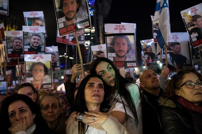 Cuộc biểu t&igrave;nh đ&aacute;nh dấu 100 ng&agrave;y c&aacute;c con tin bị giam giữ ở Gaza, tại Tel Aviv, Israel, ng&agrave;y 13/1. Ảnh: Getty Images