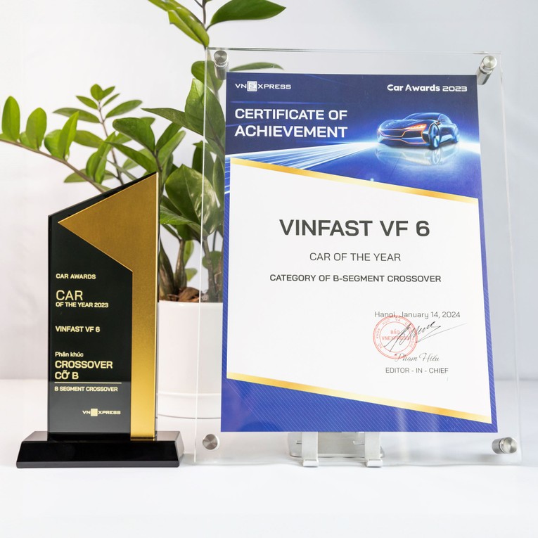 C&uacute;p v&agrave; chứng nhận chiến thắng của VF 6 tại Car Awards.