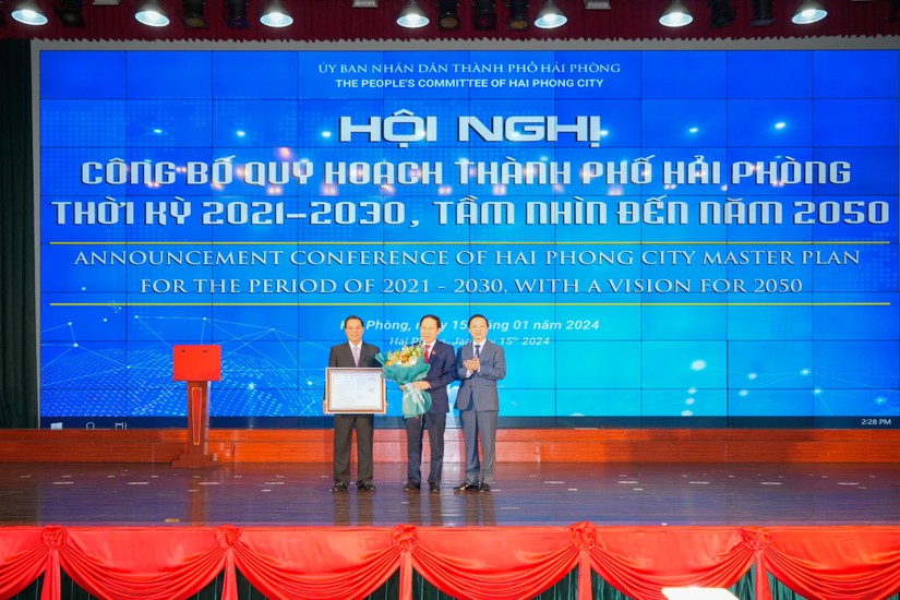 Ph&oacute; Thủ tướng Trần Hồng H&agrave; trao Quyết định ph&ecirc; duyệt Quy hoạch Th&agrave;nh phố Hải Ph&ograve;ng thời kỳ 2021 &ndash; 2030, tầm nh&igrave;n đến năm 2050 cho l&atilde;nh đạo th&agrave;nh phố. Ảnh: Haipong.gov