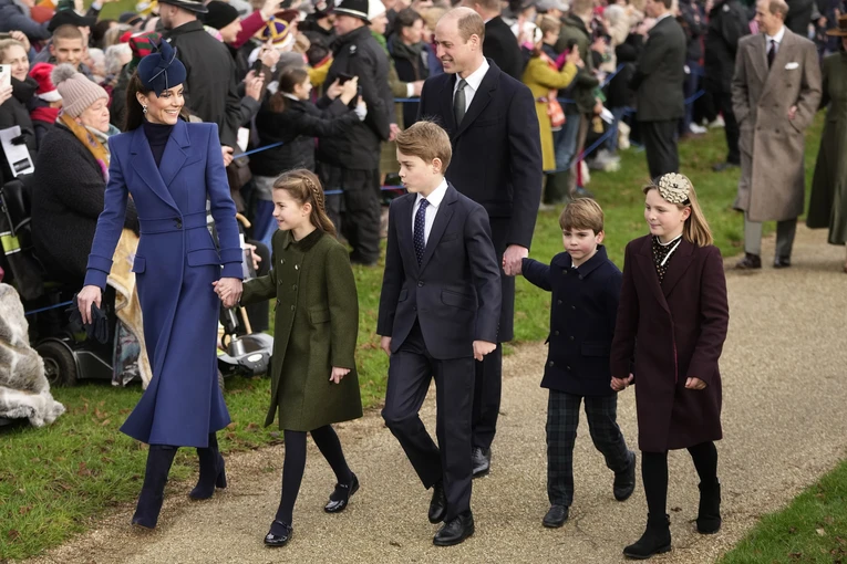 Gia đ&igrave;nh Th&aacute;i tử William v&agrave; C&ocirc;ng nương Kate Middleton, th&aacute;ng 12/2023. Ảnh: AP