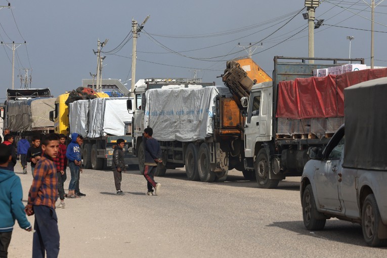 Xe tải chở h&agrave;ng viện trợ nh&acirc;n đạo tiến v&agrave;o Rafah, ph&iacute;a nam Dải Gaza, ng&agrave;y 17/1. Ảnh: AFP