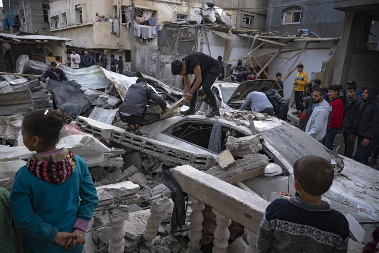 Người d&acirc;n Palestine kiểm tra thiệt hại sau cuộc kh&ocirc;ng k&iacute;ch của Israel v&agrave;o Rafah, ph&iacute;a nam Dải Gaza, ng&agrave;y 20/12/2023. Ảnh: AP