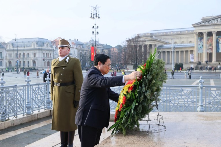 Thủ tướng Phạm Minh Ch&iacute;nh đặt hoa tại Quảng trường Anh h&ugrave;ng ở Thủ đ&ocirc; Budapest. Ảnh: VGP