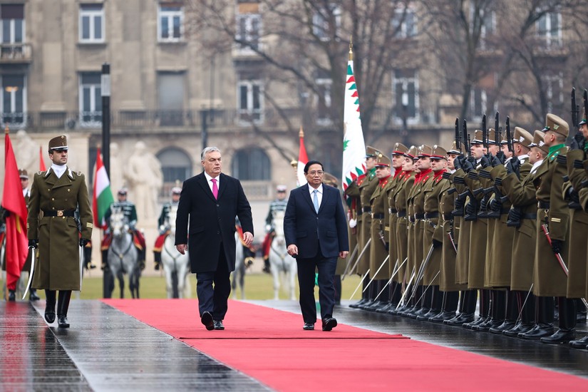 Thủ tướng Phạm Minh Ch&iacute;nh v&agrave; Thủ tướng Viktor Orban duyệt đội danh dự Hungary. Ảnh: VGP