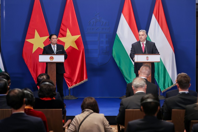 Thủ tướng Phạm Minh Ch&iacute;nh v&agrave; Thủ tướng Hungary Viktor Orb&aacute;n tại cuộc gặp gỡ b&aacute;o ch&iacute;. Ảnh: VGP
