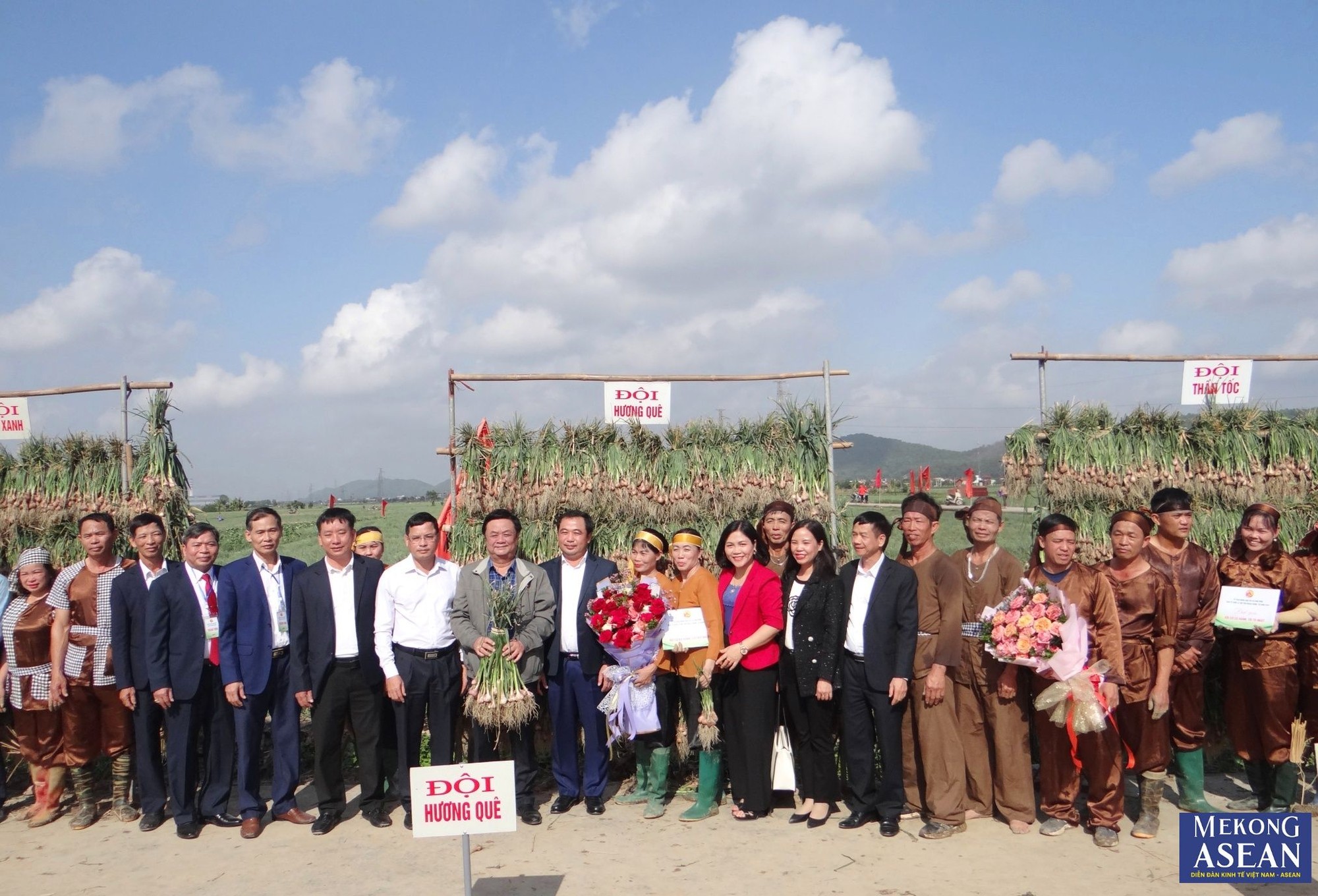 Đại diện Ban tổ chức trao giải, tặng hoa ch&uacute;c mừng c&aacute;c đội tham gia Hội thi thu hoạch h&agrave;nh, tỏi.