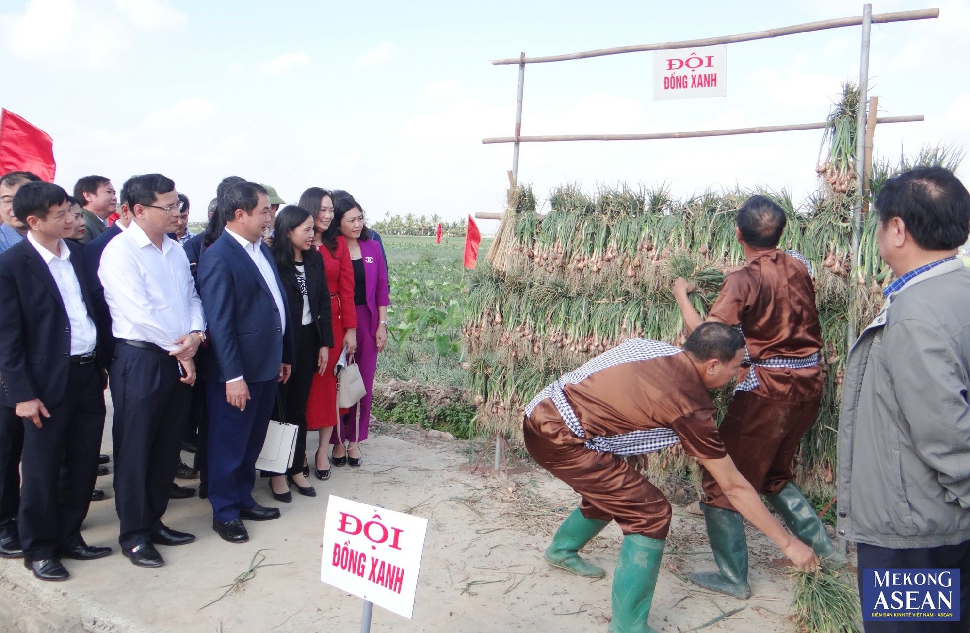 L&atilde;nh đạo Bộ N&ocirc;ng nghiệp v&agrave; Ph&aacute;t triển n&ocirc;ng th&ocirc;n, tỉnh Hải Dương, c&aacute;c sở ng&agrave;nh trong tỉnh v&agrave; Ban tổ chức hội thi chứng kiến c&aacute;c đội thực hiện phần thi.