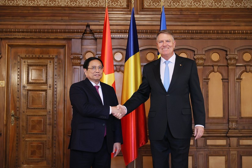Thủ tướng Phạm Minh Ch&iacute;nh v&agrave; Tổng thống Romania Klaus Iohannis. Ảnh: VGP