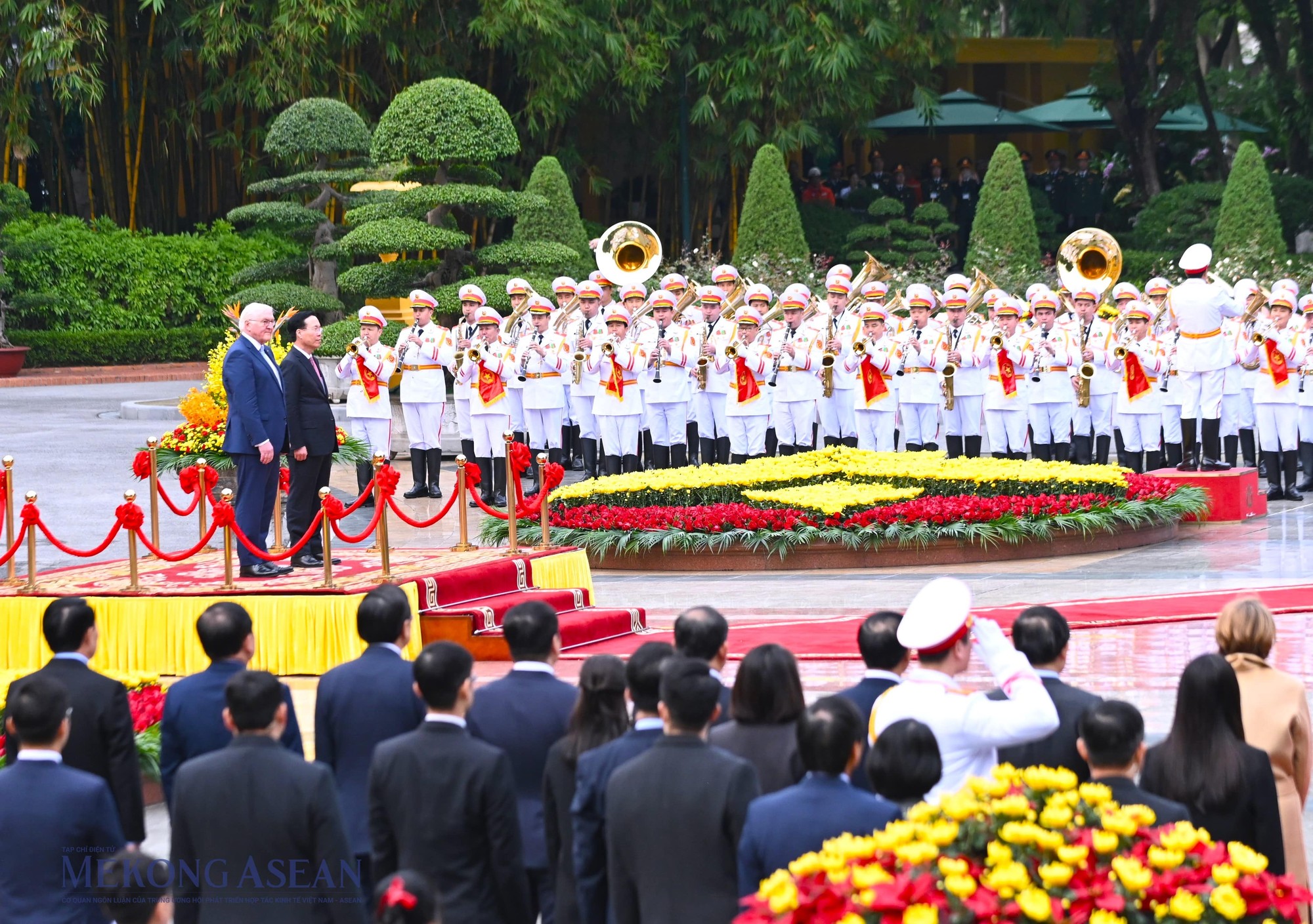 Chủ tịch nước V&otilde; Văn Thưởng v&agrave; Tổng thống Đức Frank-Walter Steinmeier nghe qu&acirc;n nhạc cử Quốc thiều hai nước. Ảnh: Đỗ Thảo