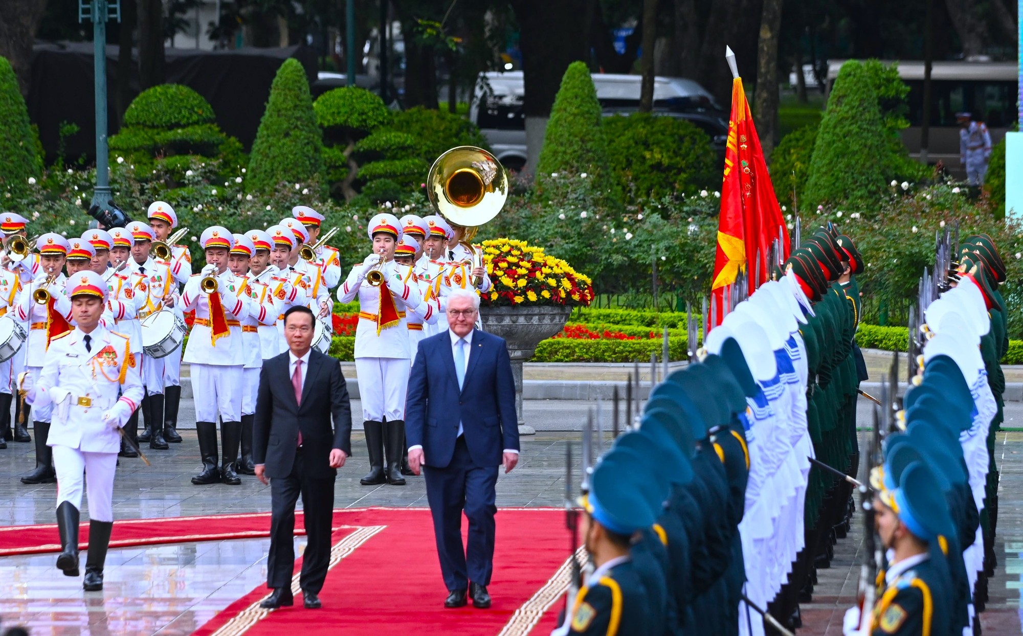 Chủ tịch nước V&otilde; Văn Thưởng v&agrave; Tổng thống Đức Frank-Walter Steinmeier duyệt Đội danh dự Qu&acirc;n đội nh&acirc;n d&acirc;n Việt Nam. Ảnh: Đỗ Thảo