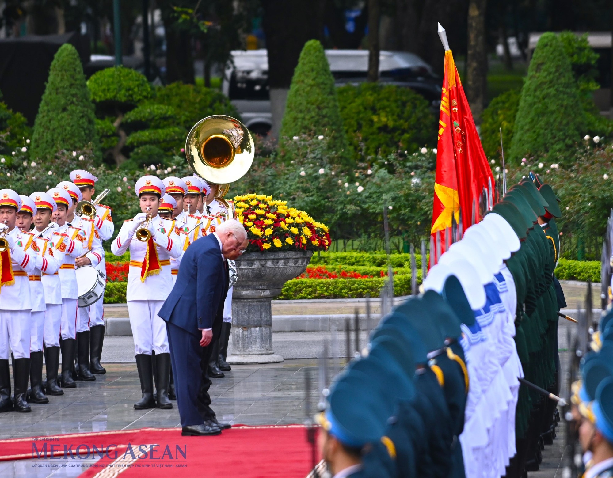 Hai nh&agrave; l&atilde;nh đạo c&uacute;i ch&agrave;o quốc kỳ. Ảnh: Đỗ Thảo