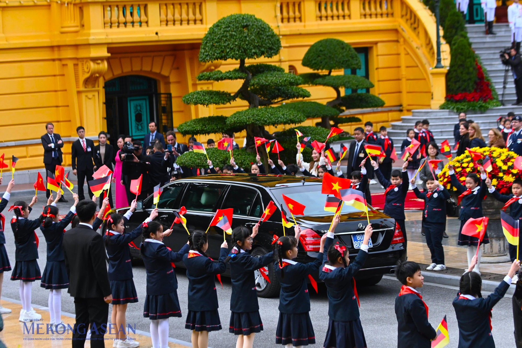 Xe hộ tống Tổng thống Đức Frank-Walter Steinmeier v&agrave; Phu nh&acirc;n tiến v&agrave;o Phủ Chủ tịch. Ảnh: Đỗ Thảo