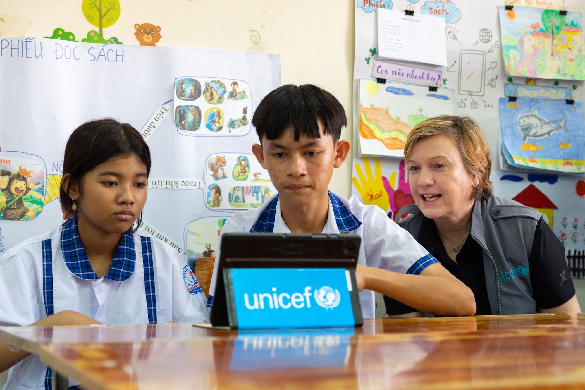 Đại diện UNICEF v&agrave; Masterise tham gia c&aacute;c hoạt động gi&aacute;o dục v&agrave; trải nghiệm s&aacute;ng kiến Thư viện số To&agrave;n cầu được UNICEF lần đầu ti&ecirc;n giới thiệu tại S&oacute;c Trăng.