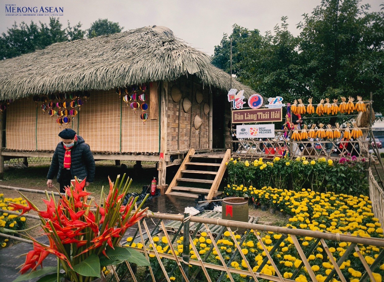 Đặc biệt, tại triển l&atilde;m c&ograve;n t&aacute;i hiện kh&ocirc;ng gian Tết sắc m&agrave;u d&acirc;n tộc kể về c&acirc;u chuyện sinh hoạt của đồng b&agrave;o d&acirc;n tộc thiểu số ng&agrave;y Tết với những nghi lễ, phong tục, ẩm thực mới lạ, tạo n&ecirc;n một bức tranh Tết đa sắc m&agrave;u. Ảnh: H&agrave; Anh - Mekong ASEAN.