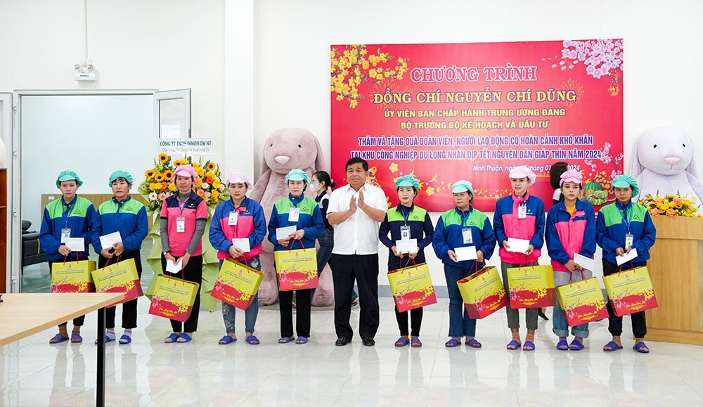 Bộ trưởng Nguyễn Ch&iacute; Dũng tặng qu&agrave; cho c&ocirc;ng nh&acirc;n v&agrave; người lao động c&oacute; ho&agrave;n cảnh kh&oacute; khăn tại C&ocirc;ng ty TNHH Innoflow NT v&agrave; c&aacute;c c&ocirc;ng nh&acirc;n trong Khu c&ocirc;ng nghiệp Du Long.