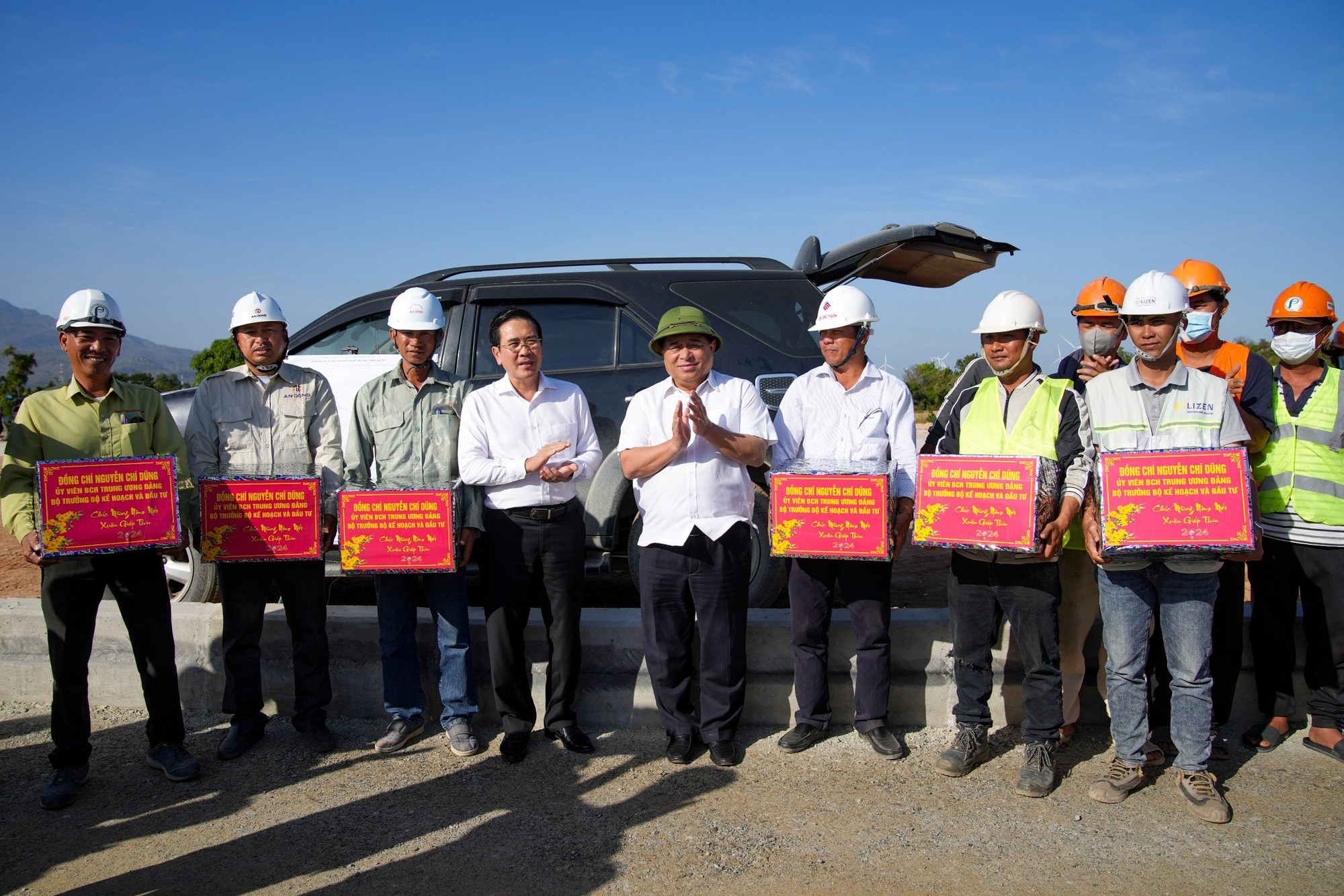 Bộ trưởng Nguyễn Ch&iacute; Dũng tặng qu&agrave; cho c&ocirc;ng nh&acirc;n, người lao động đang tham gia thi c&ocirc;ng tại tuyến cao tốc.