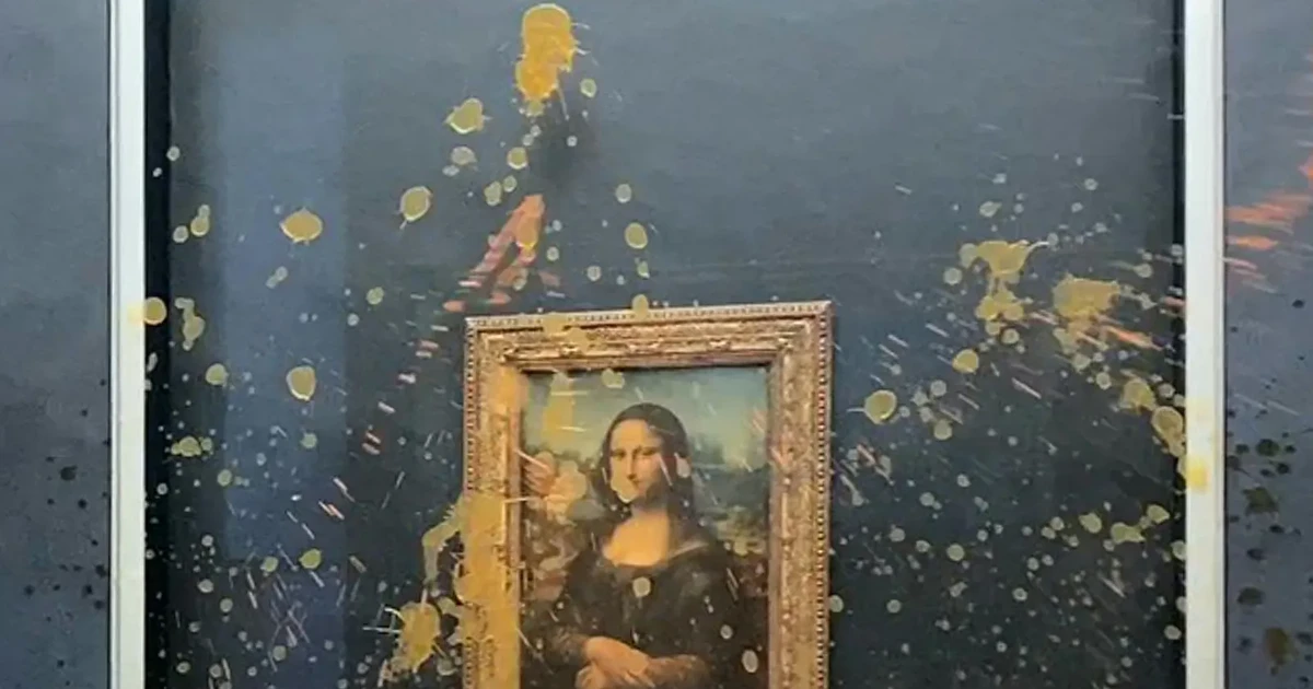 Hai nhà hoạt động khí hậu tạt súp vào bức Mona Lisa tại Paris
