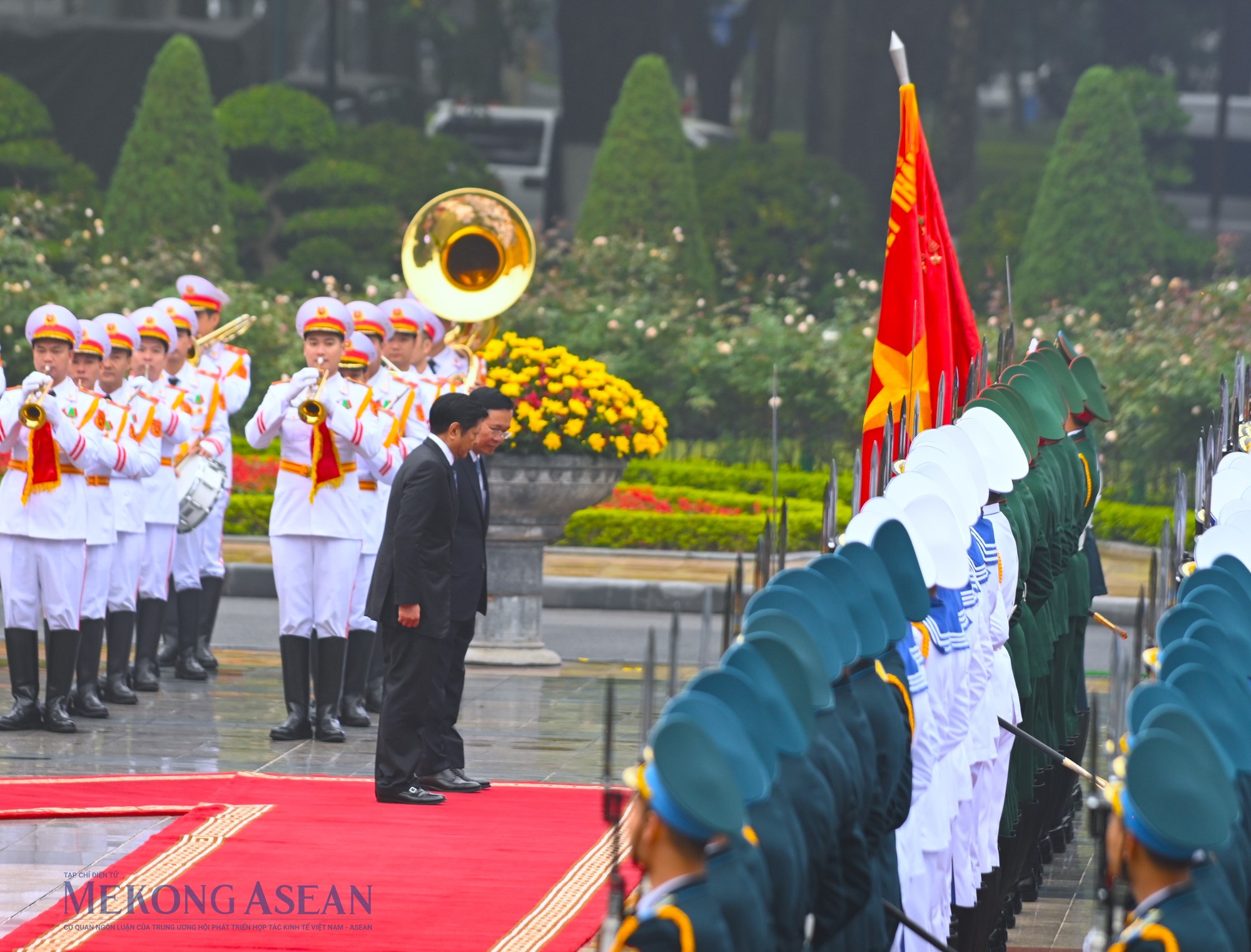 Hai nh&agrave; l&atilde;nh đạo c&uacute;i ch&agrave;o quốc kỳ. Ảnh: Đỗ Thảo - Mekong ASEAN